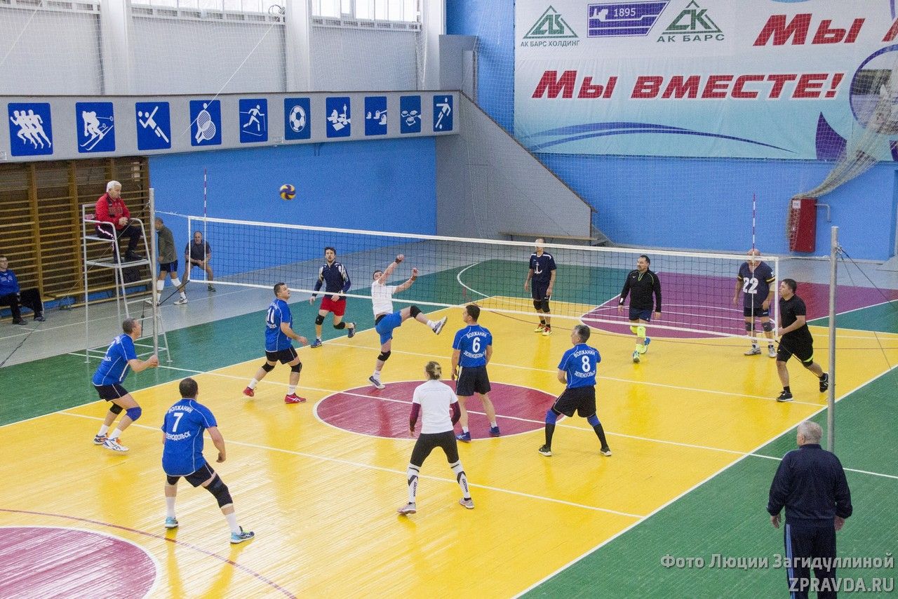 В Зеленодольске ветераны "Авангарда" приняли участие в новогоднем турнире по волейболу