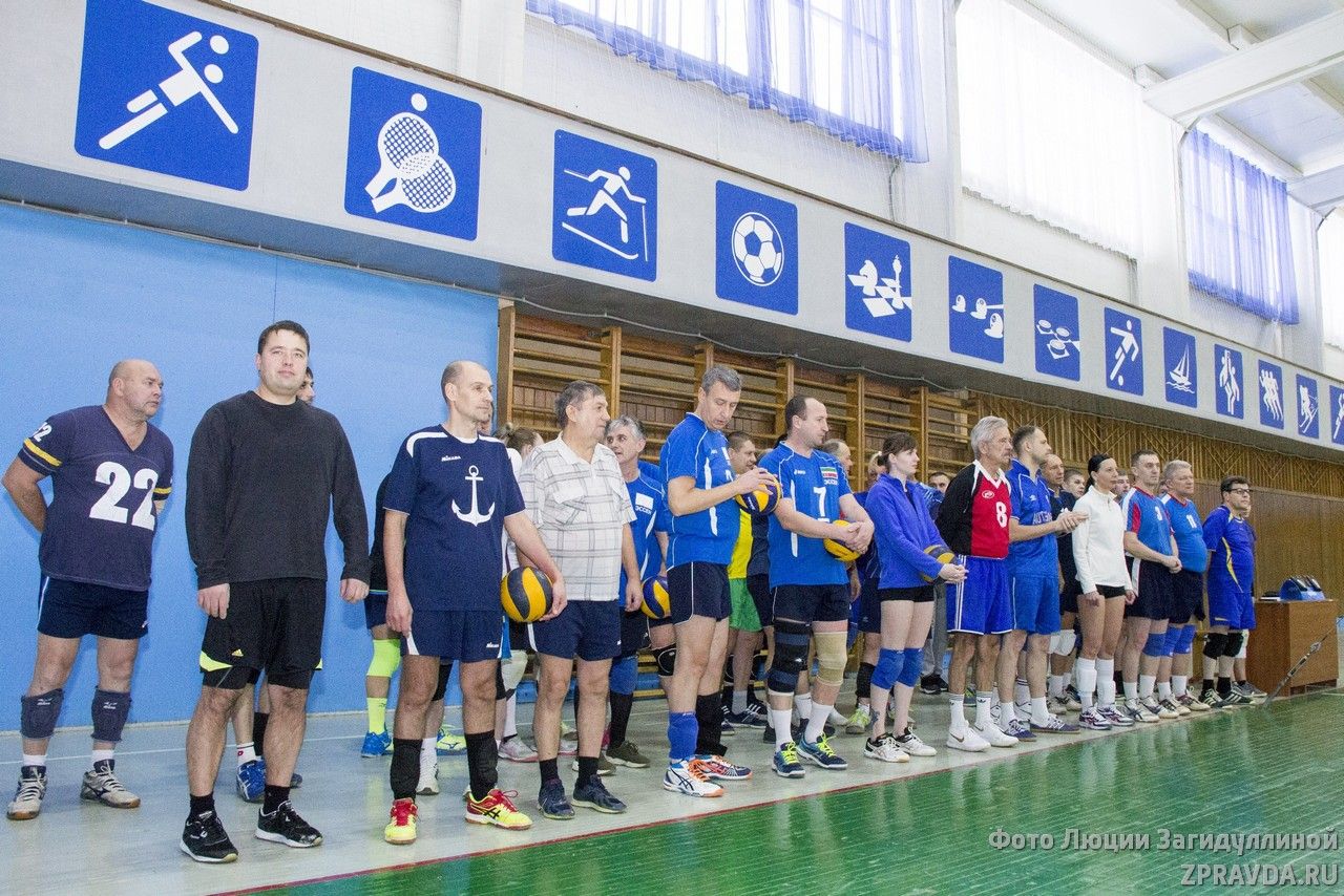В Зеленодольске ветераны "Авангарда" приняли участие в новогоднем турнире по волейболу