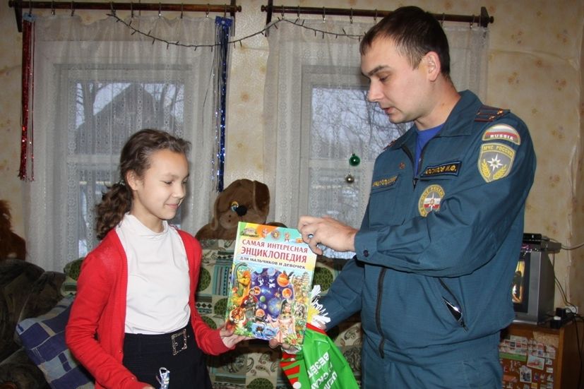 Зеленодольские пожарные поздравили 12-летнюю школьницу из поселка Васильево