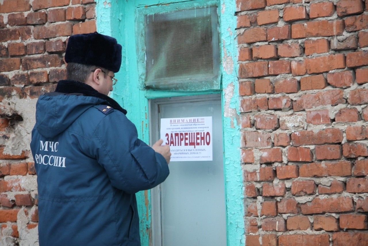 В Зеленодольске сотрудники противопожарной службы и полиции обходят расселенные дома