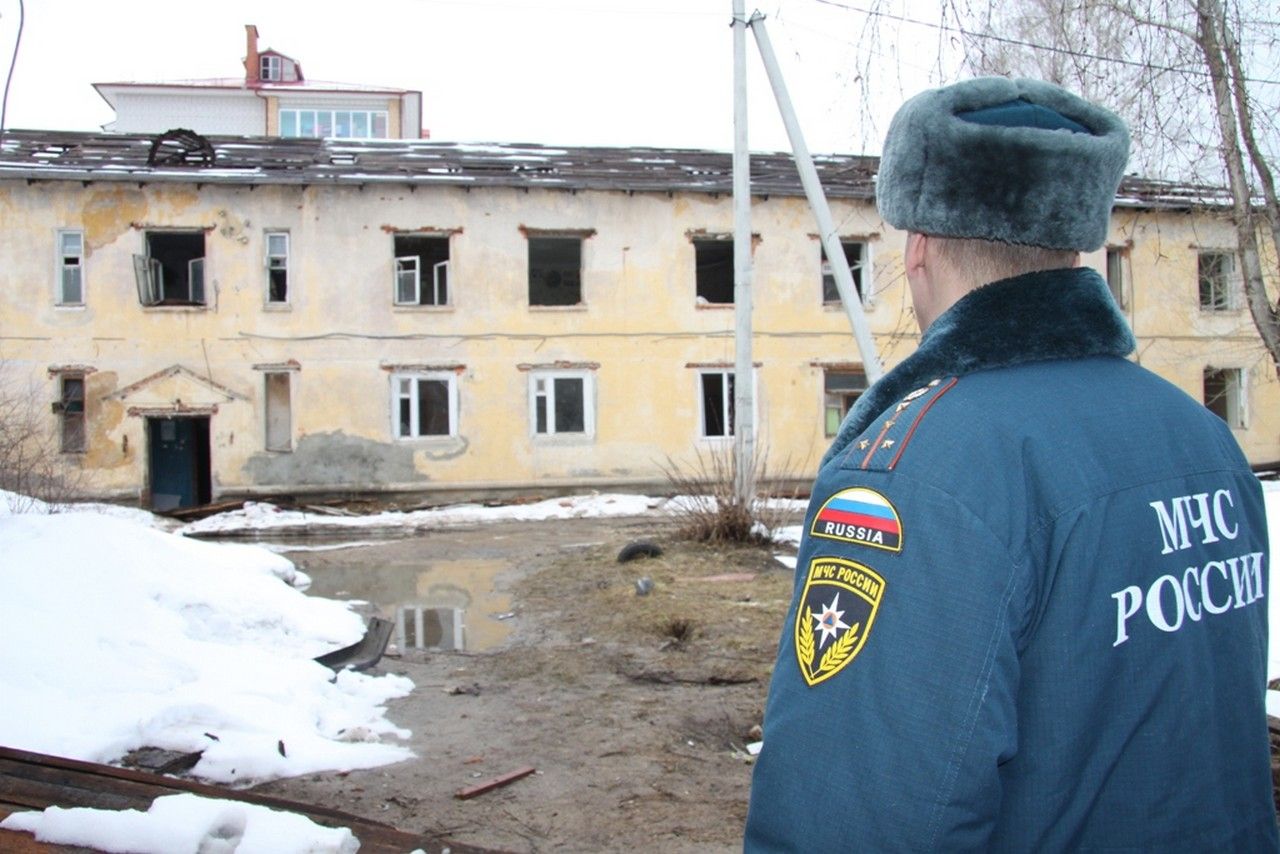 В Зеленодольске сотрудники противопожарной службы и полиции обходят расселенные дома