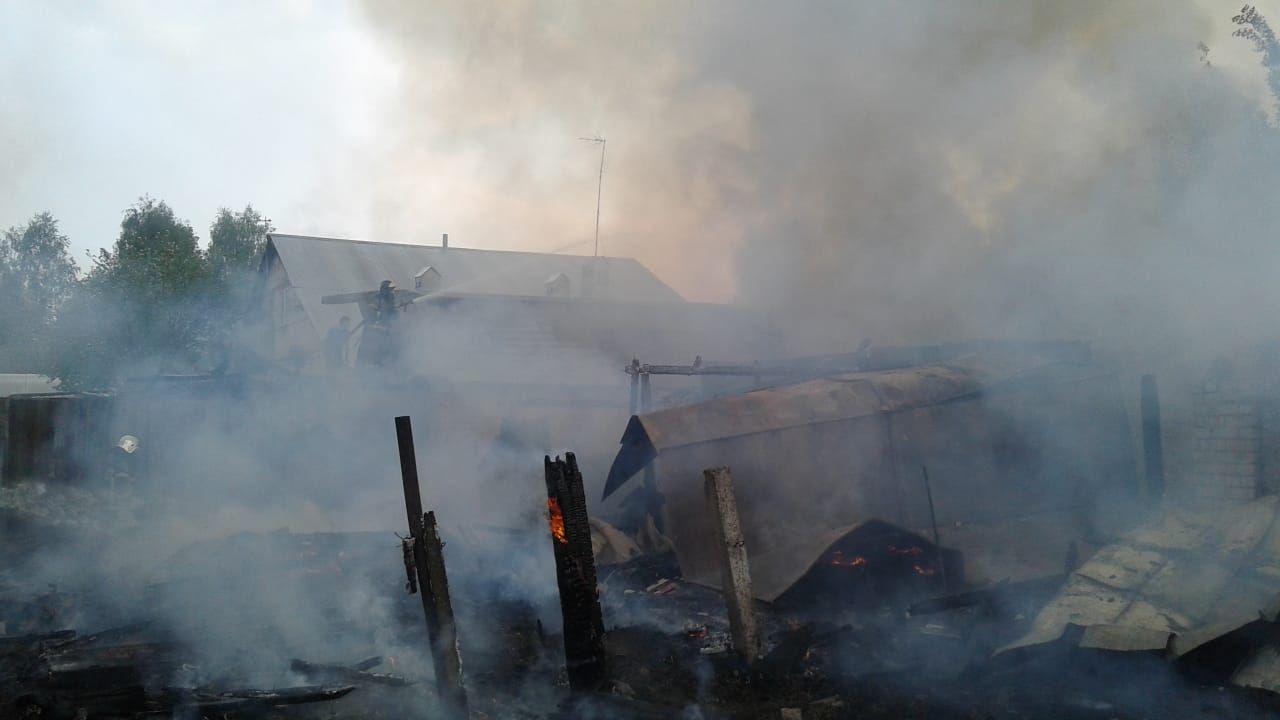 В Айше сгорели 6 гаражей, 4 сарая и кровля бани