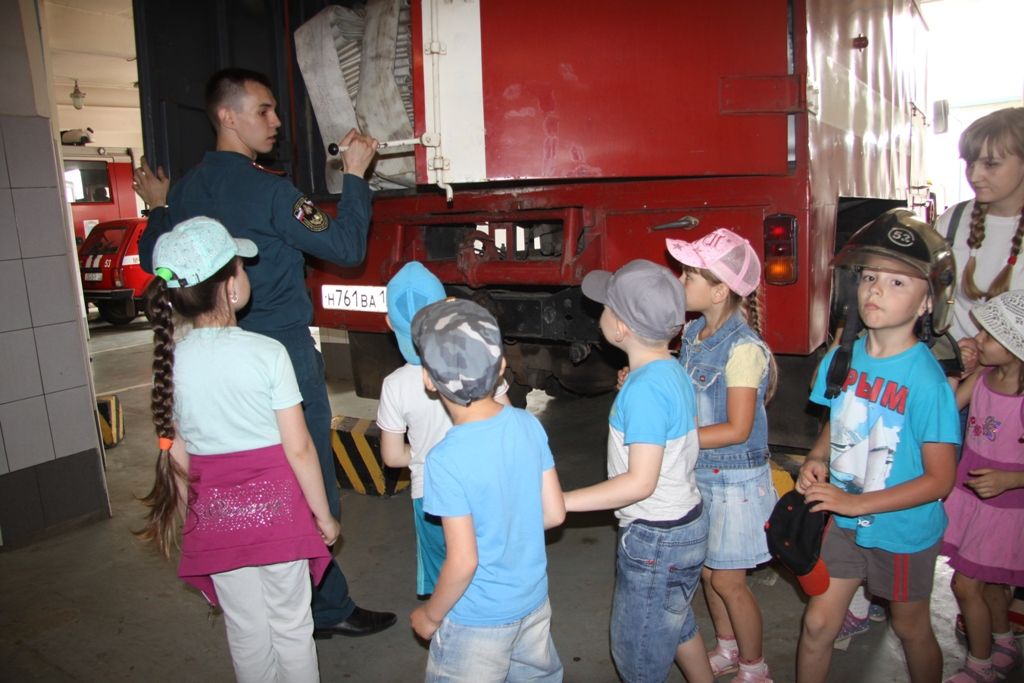 Юные зеленодольцы перед летними каникулами посетили музей пожарной охраны и узнали о буднях современных огнеборцев