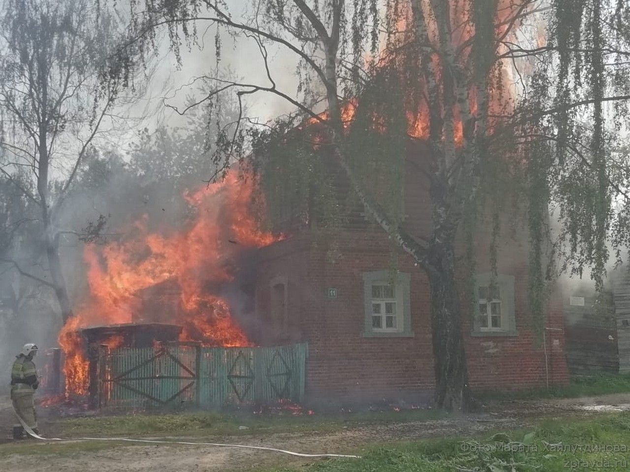 В Зеленодольске загорелся дом в «Полукамушках»