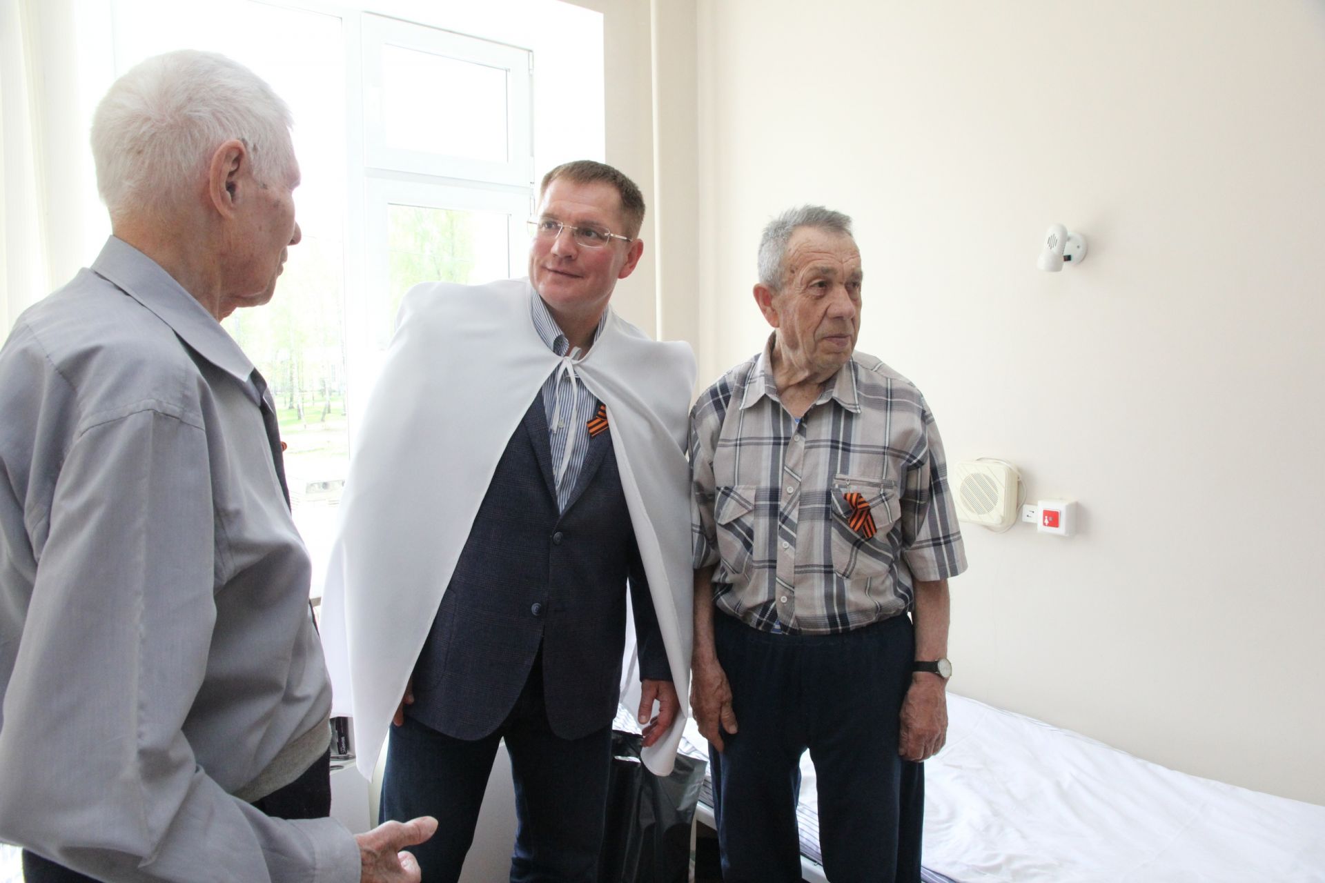 Глава ЗМР Александр Тыгин поздравил ветеранов ВОВ в Центральной районной больнице