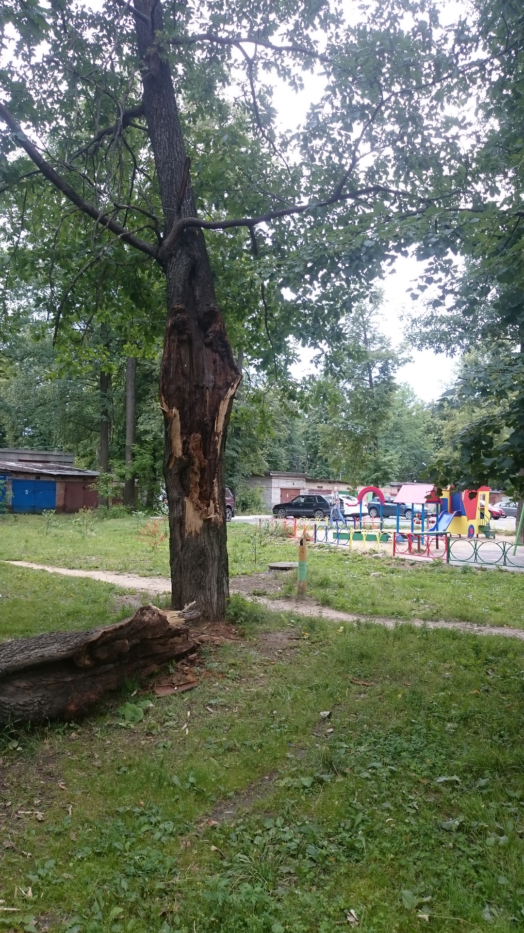 Мобильный репортер: Жители Зеленодольска опасаются за жизнь детей на игровой площадке по ул. Ленина 33а