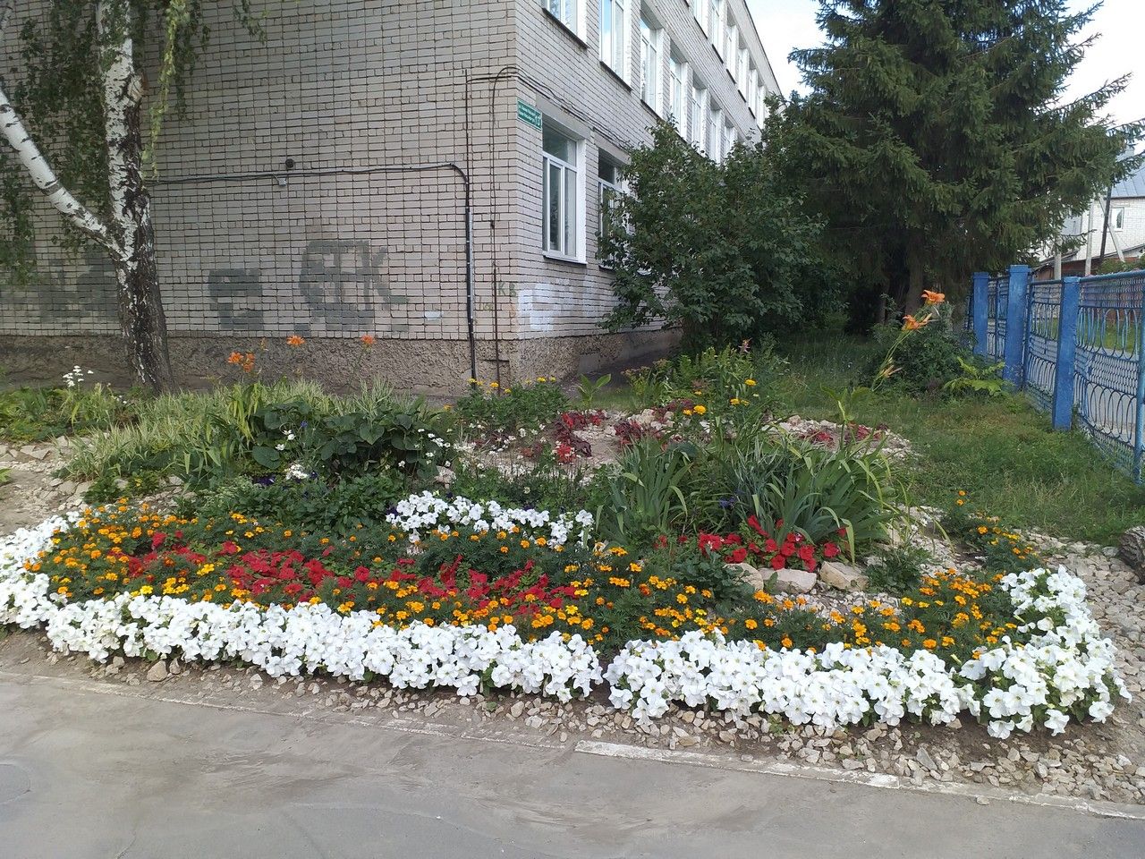 «Оазис счастья» гимназии №10 поразил соседей своей красотой