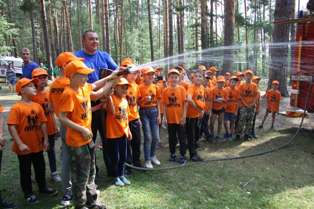 Зеленодольские пожарные и казанские спасатели провели занятие в детском лагере «Мечта»