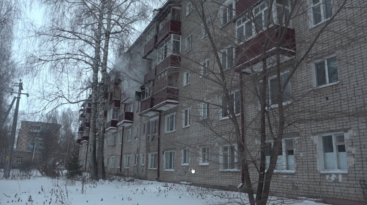 На пожаре в пгт Васильево жильцов верхних этажей пятиэтажного дома спасали с окон и балкона по пожарной автолестнице