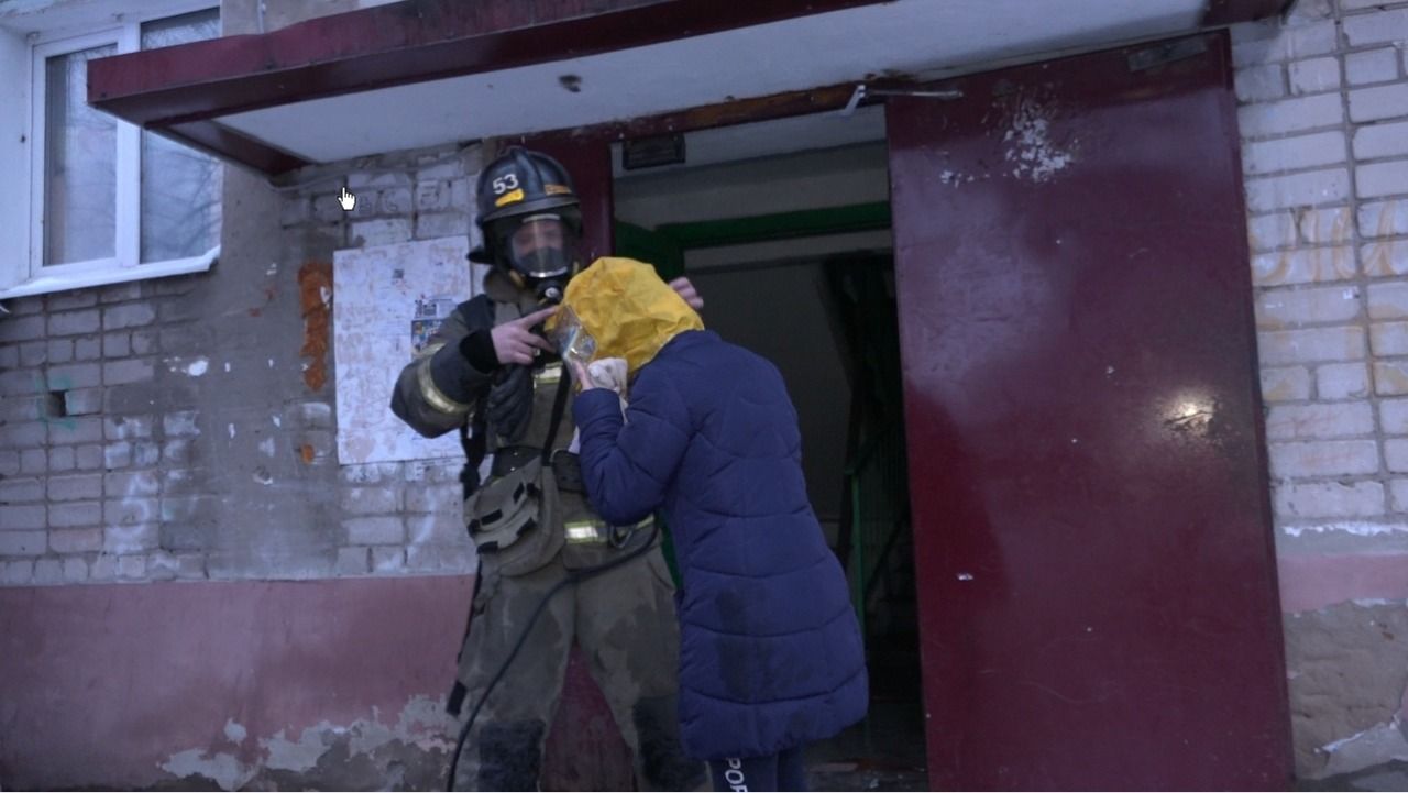 На пожаре в пгт Васильево жильцов верхних этажей пятиэтажного дома спасали с окон и балкона по пожарной автолестнице