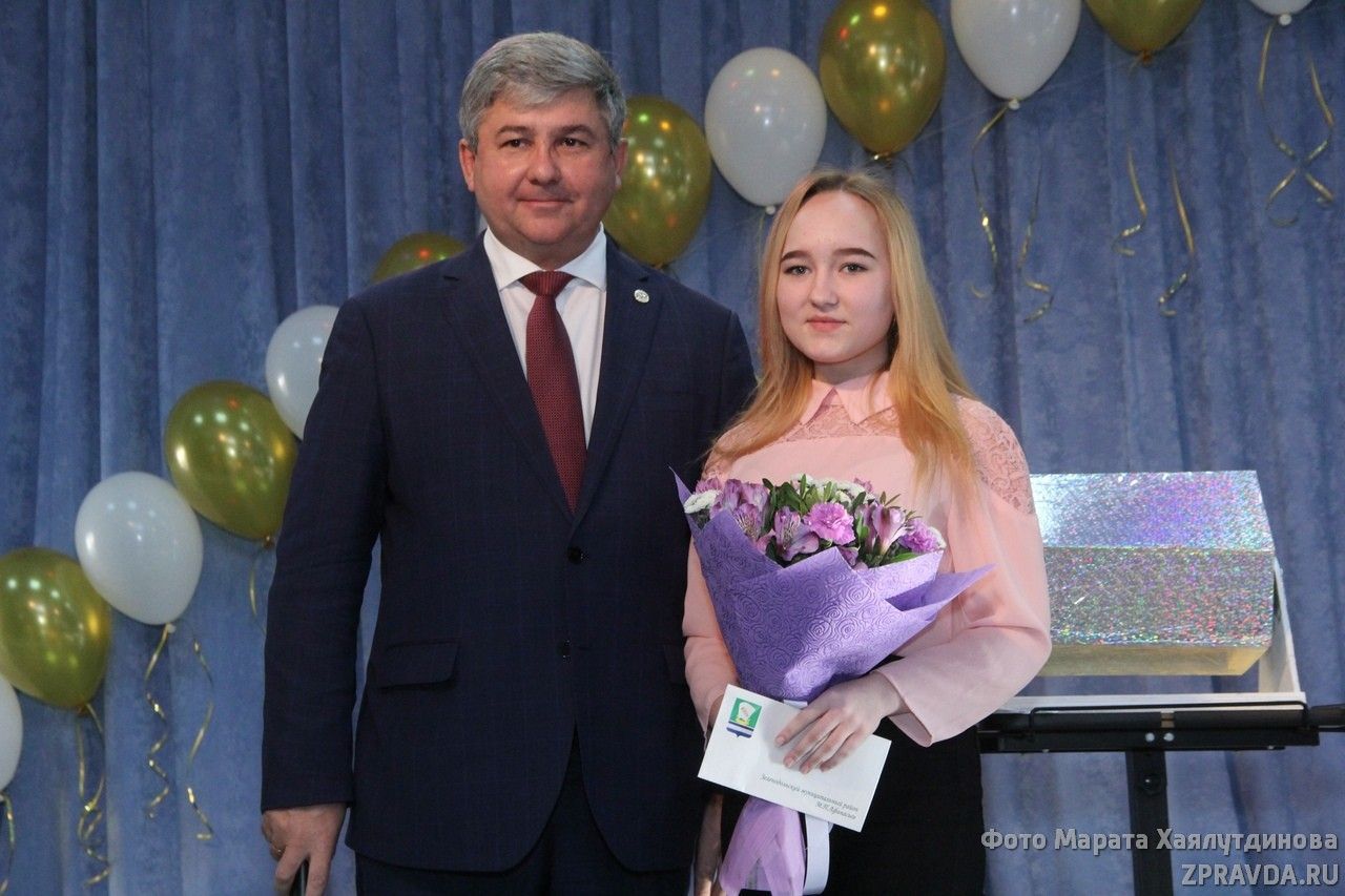 Букет студентке Зеленодольского механического колледжа по имени Татьяна подарил глава района Михаил Афанасьев