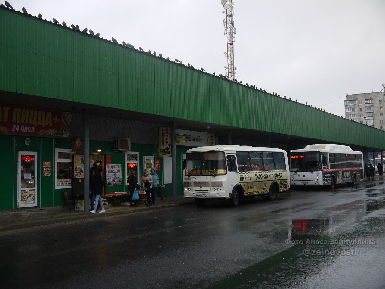 Автобусы уходят в рейсы с площади у старого автовокзала