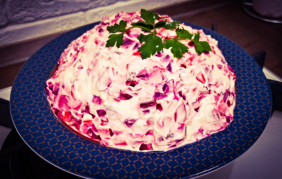 Попробовал у соседки в гостях вкусный свекольный эстонский салат «Розолье». Теперь готовлю такой же на замену винегрету - делюсь