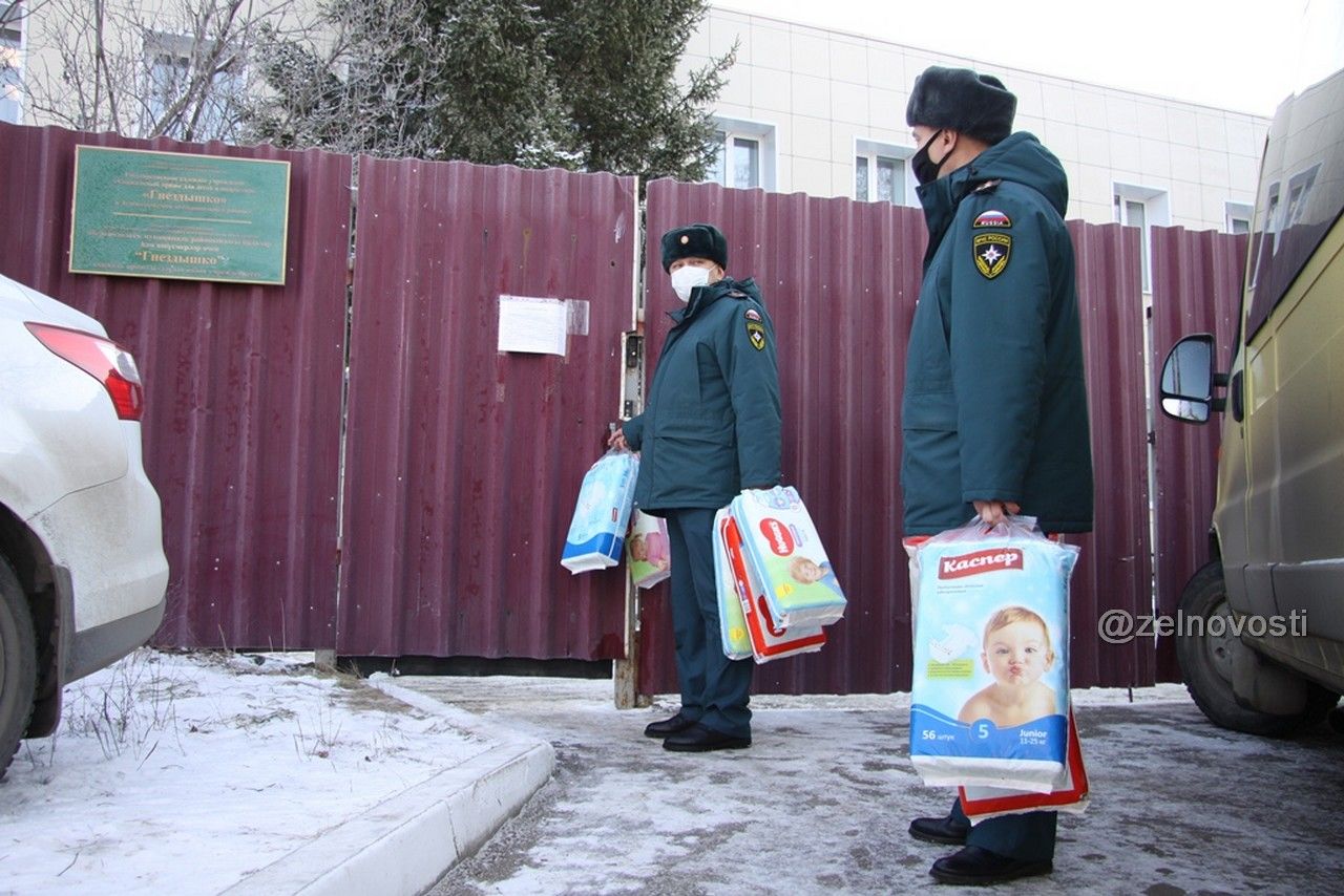 Зеленодольские пожарные с благотворительной акцией посетили социальный приют «Гнездышко»