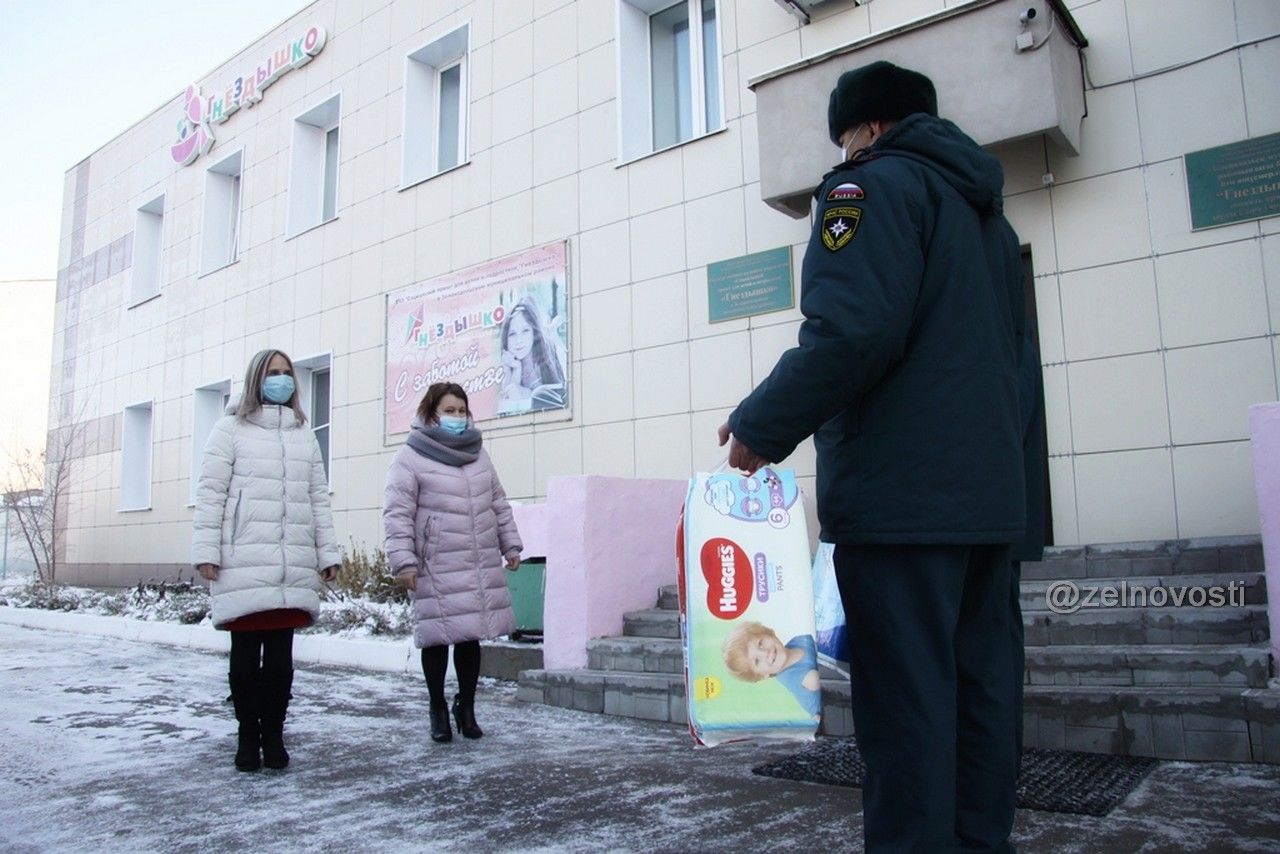 Зеленодольские пожарные с благотворительной акцией посетили социальный приют «Гнездышко»