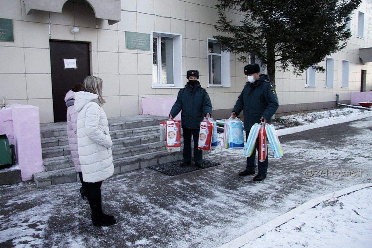 Зеленодольские пожарные с благотворительной акцией посетили социальный приют «Гнездышко»