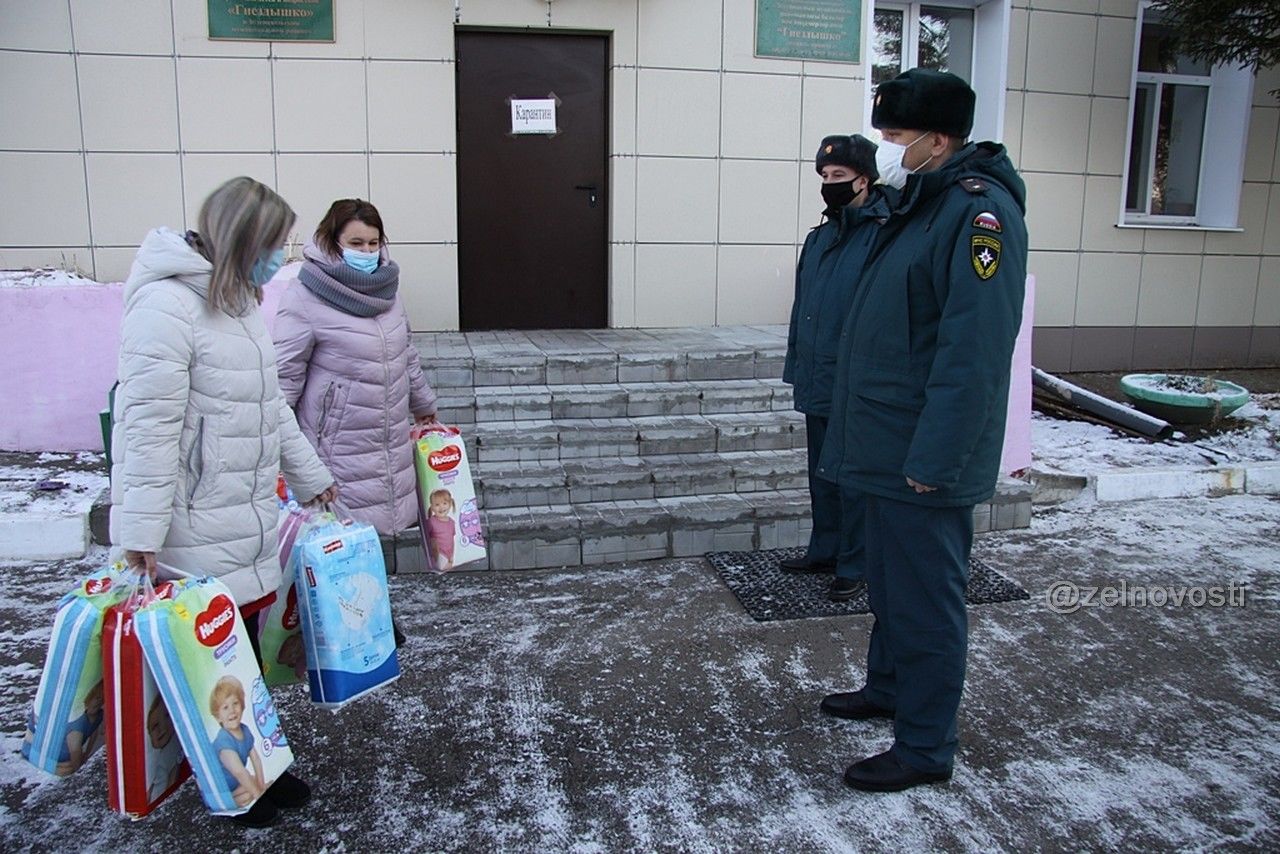 Зеленодольские пожарные с благотворительной акцией посетили социальный приют «Гнездышко»