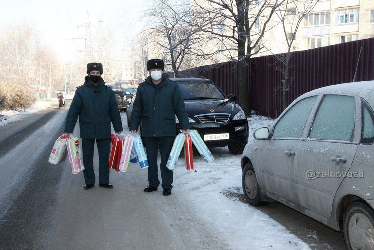 Зеленодольские пожарные с благотворительной акцией посетили социальный приют «Гнездышко»