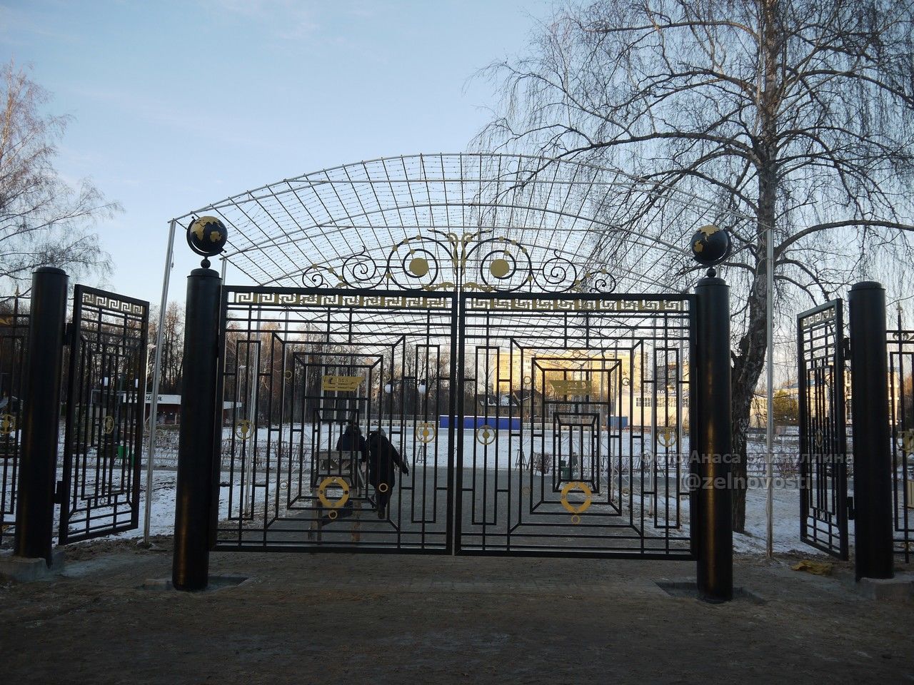 Мобильный репортер: Главные  ворота "Авангарда" отныне украшают глобусы