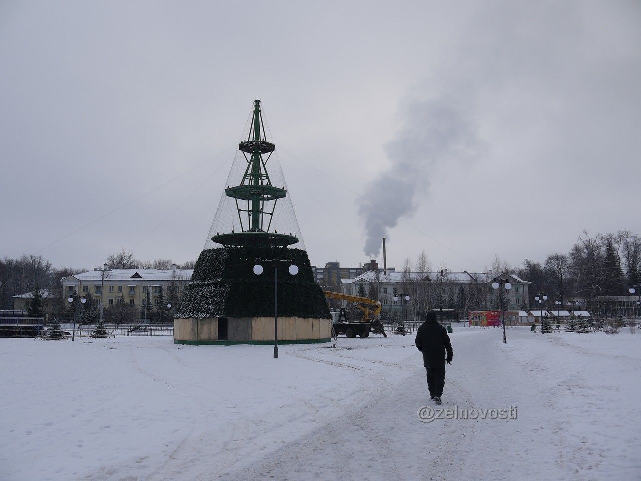 На стадионе "Авангард" начали собирать главную новогоднюю ёлку Зеленодольска