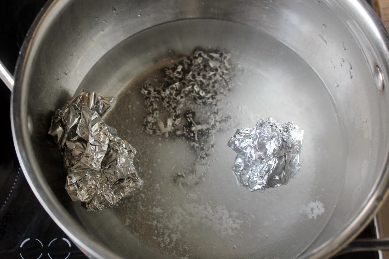 Зачем кипятить серебро вместе с фольгой: лучший способ очистить благородный металл
