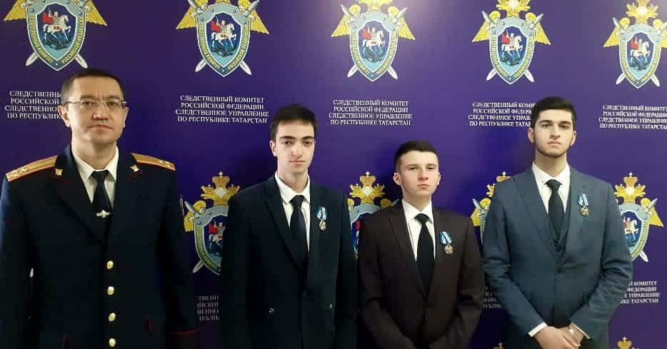 Медалью «Доблесть и отвага» награждены трое ребят, участвовавших в спасении пациентов во время пожара в Зеленодольской ЦРБ
