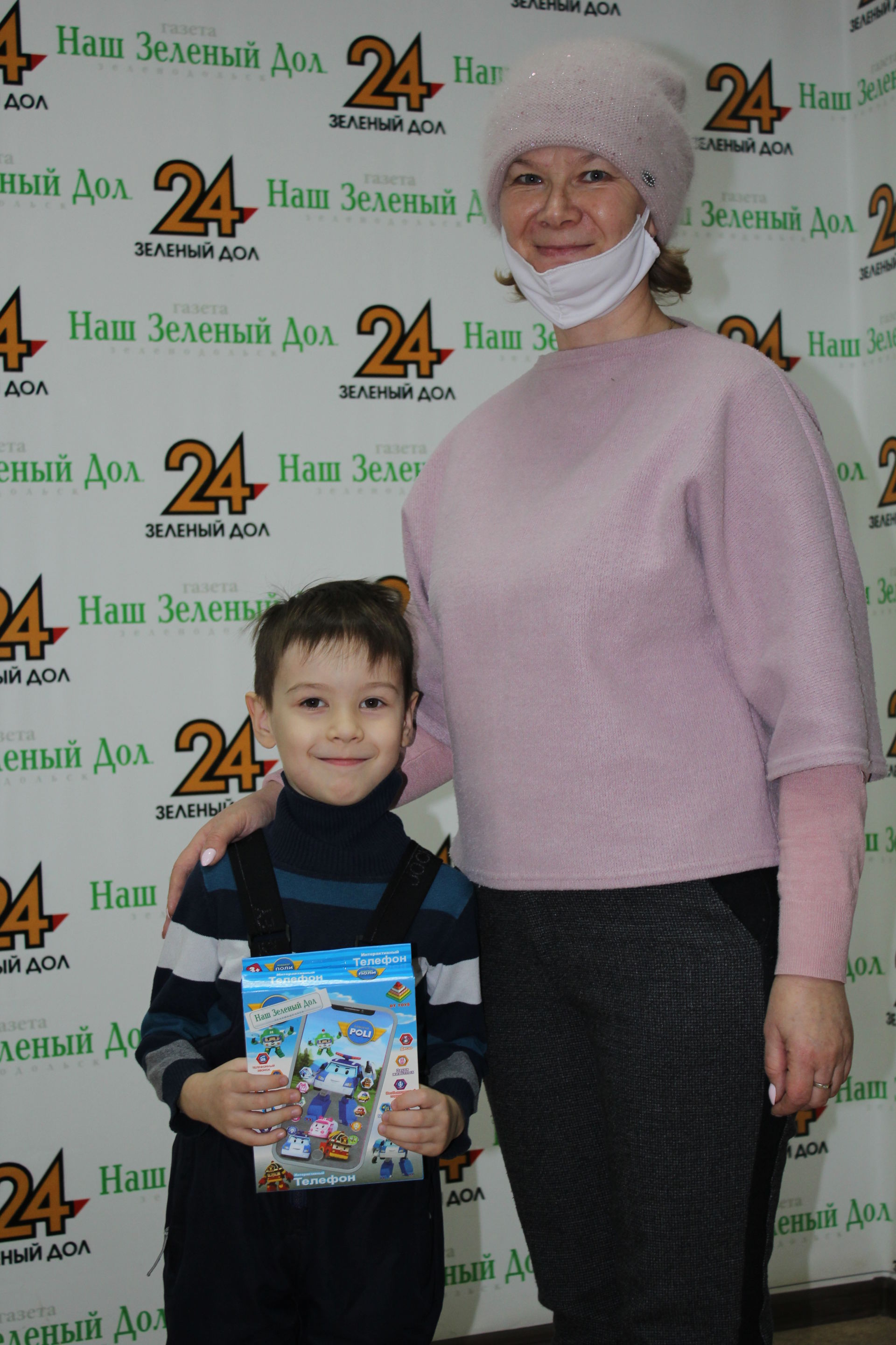 Участники конкурса «Моя дружная семья» газеты «Зеленый Дол» получили подарки