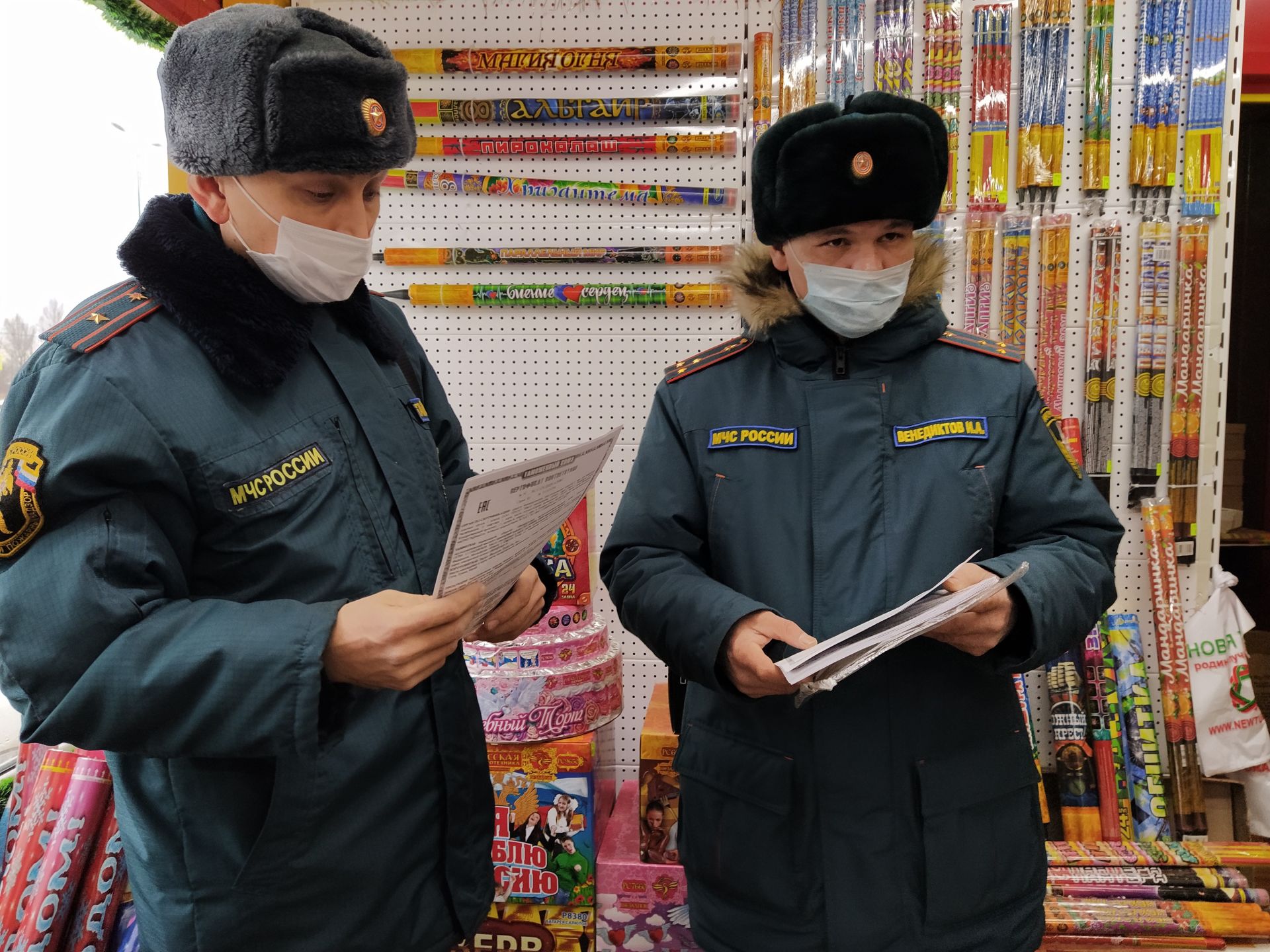 Сотрудники МЧС проводят проверки магазинов, торгующих пиротехникой