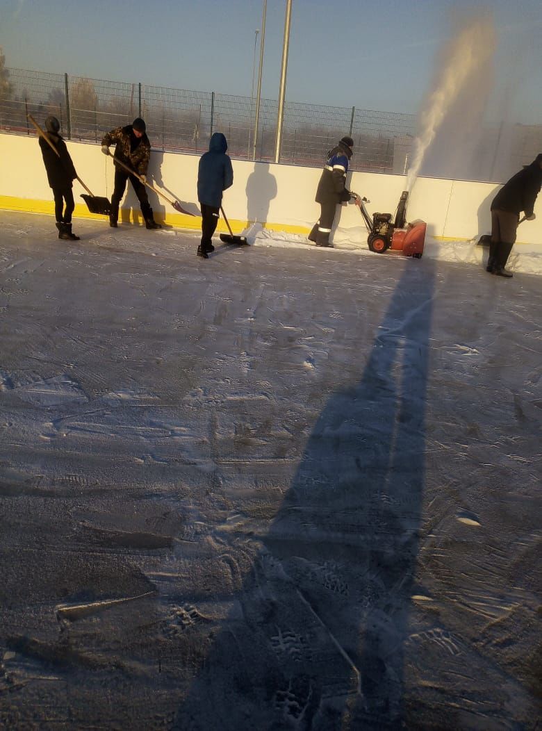Жители села Нижние Ураспуги самостоятельно поготовили хоккейную площадку к сезону