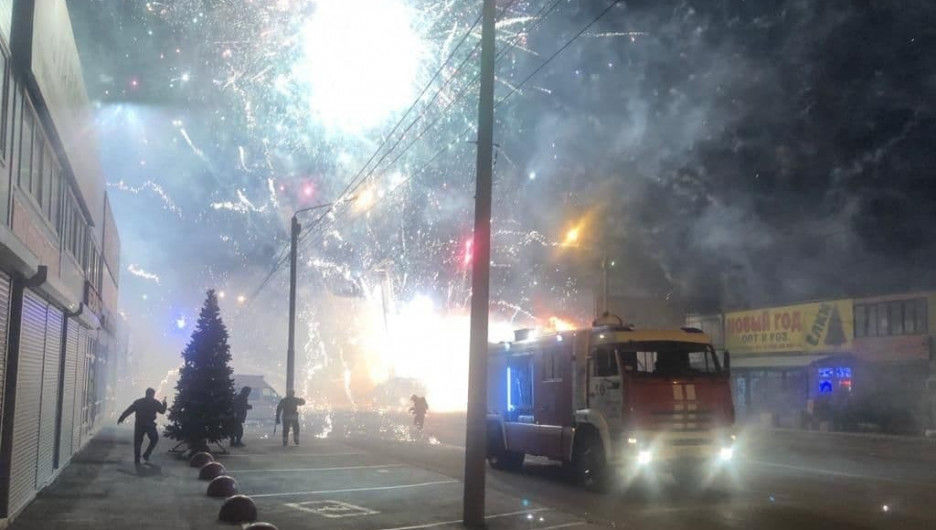 «Небольшой фальстарт перед НГ»: Ростовчане из-за пожара на складе увидели самый насыщенный фейерверк