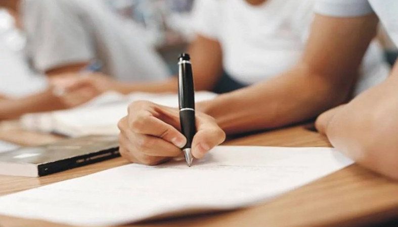 Рособрнадзор опубликовал информацию об изменении сроков написания итогового сочинения в 11 классах