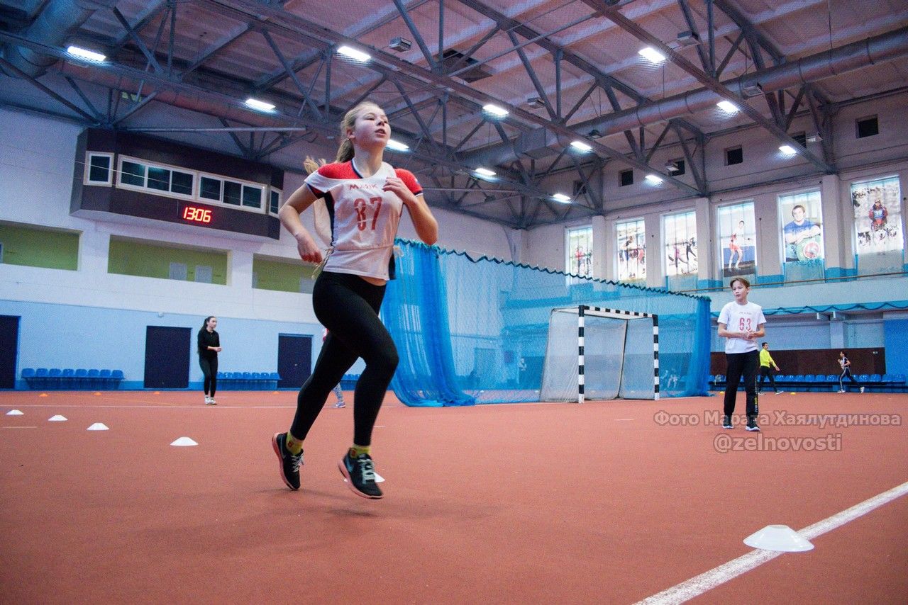 Соревнования по легкой атлетике среди учащихся города и района прошли в СК "Маяк"
