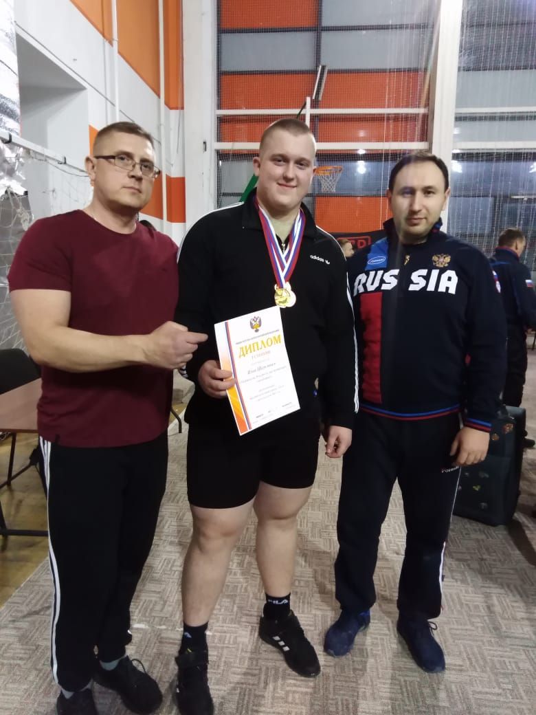 Зеленодольский пауэрлифтер Илья Шерстнев установил пять рекордов России