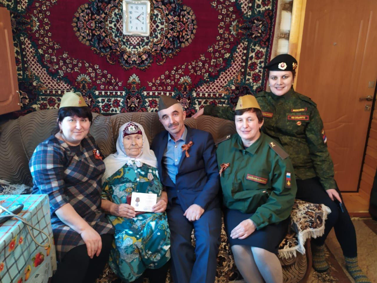 В Кугушево поздравили ветеранов тыла, им вручили юбилейные медали и подарки