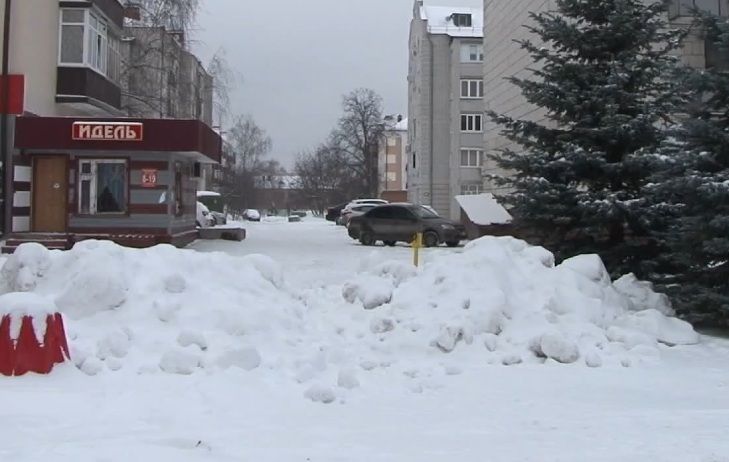 Зачем пересечение ул.Ленина и Гагарина завалили снегом?