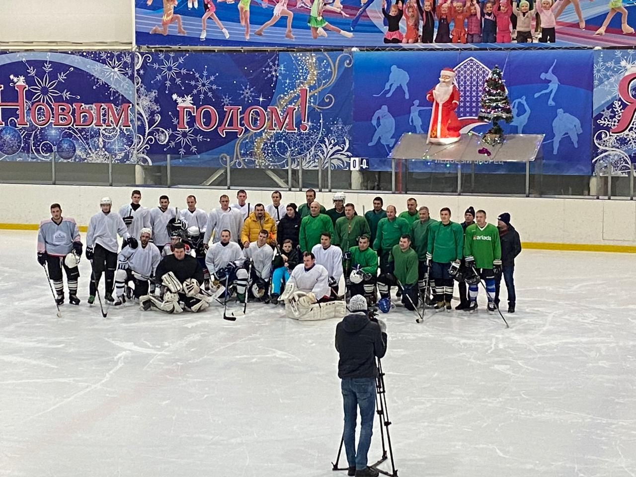 Горячее участие на холодном льду: Хоккеисты-любители подарили пятикласснику Роме ноутбук