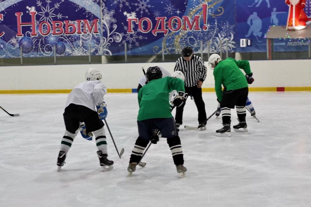 Горячее участие на холодном льду: Хоккеисты-любители подарили пятикласснику Роме ноутбук