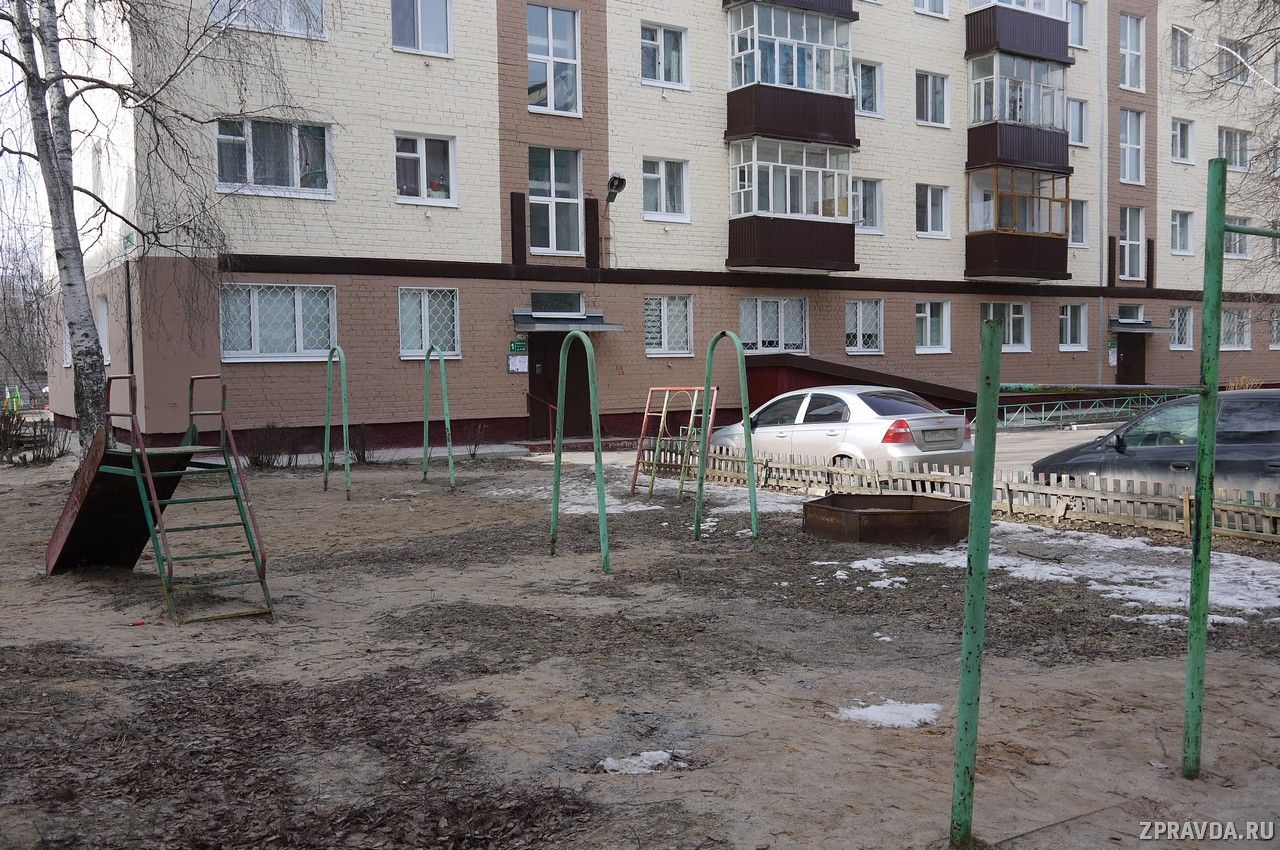 Жительницы домов № 2 и №4 по улице Засорина пожаловались на плохое состояние своего двора