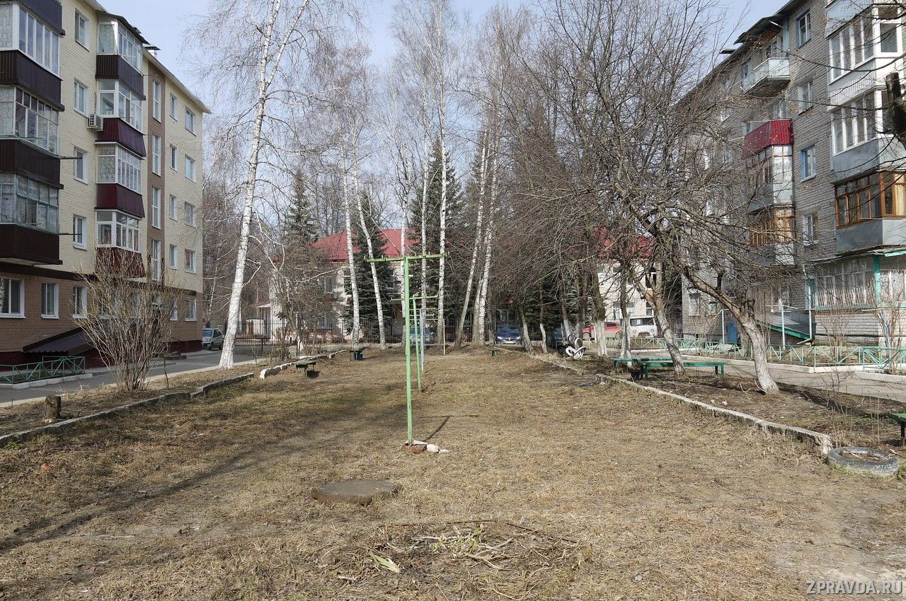 Жительницы домов № 2 и №4 по улице Засорина пожаловались на плохое состояние своего двора