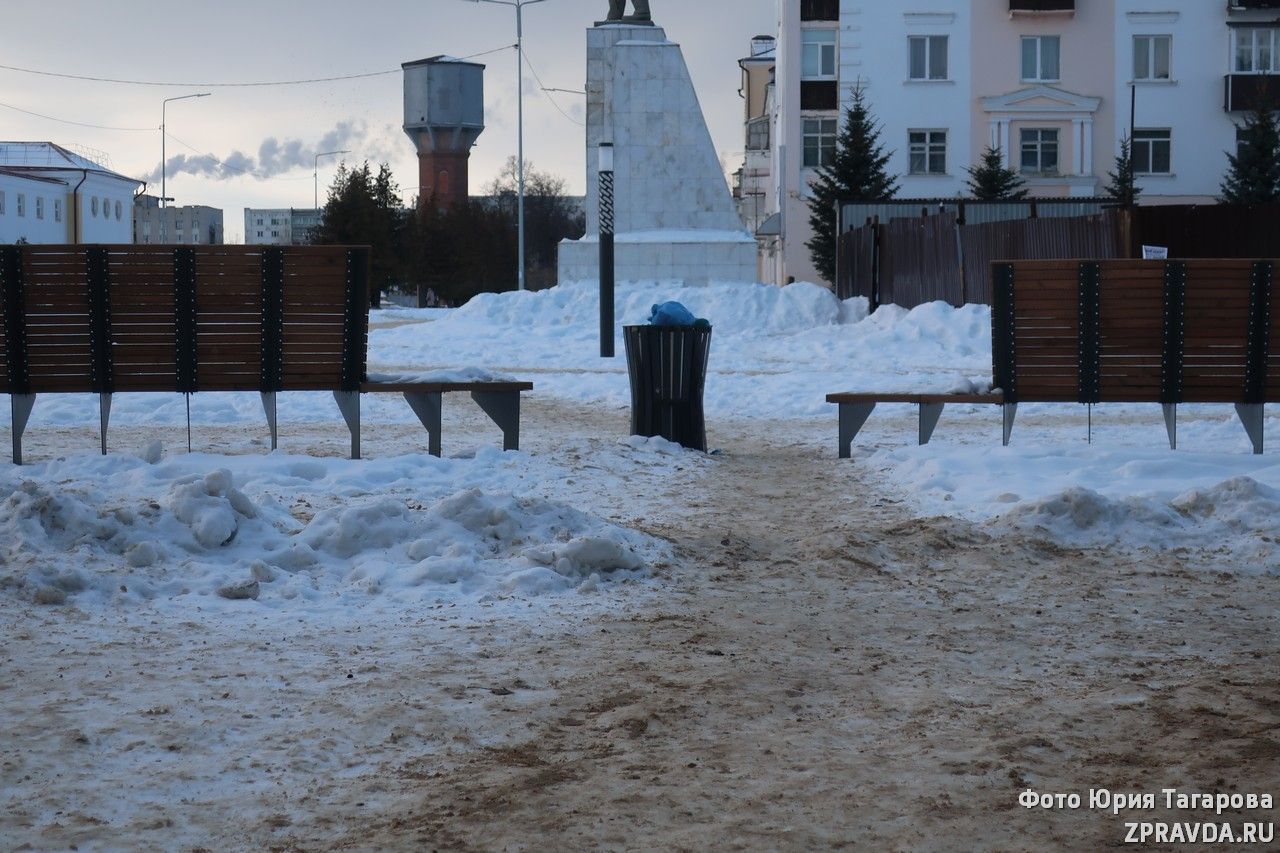 Мобильный репортер:  Урна перегородила тротуар