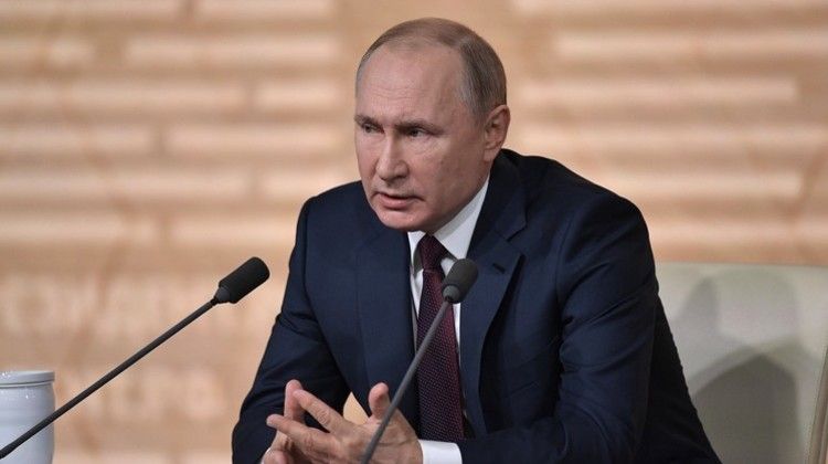 "Пик эпидемии еще не пройден": Путин продлил нерабочие дни в России