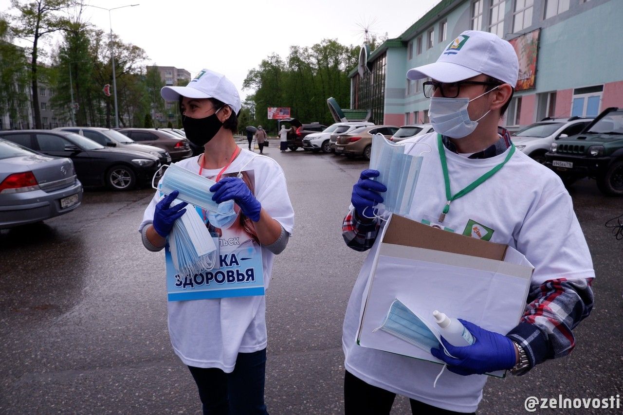 В Зеленодольске волонтеры раздают медицинские маски в рамках акции "Маска здоровья"
