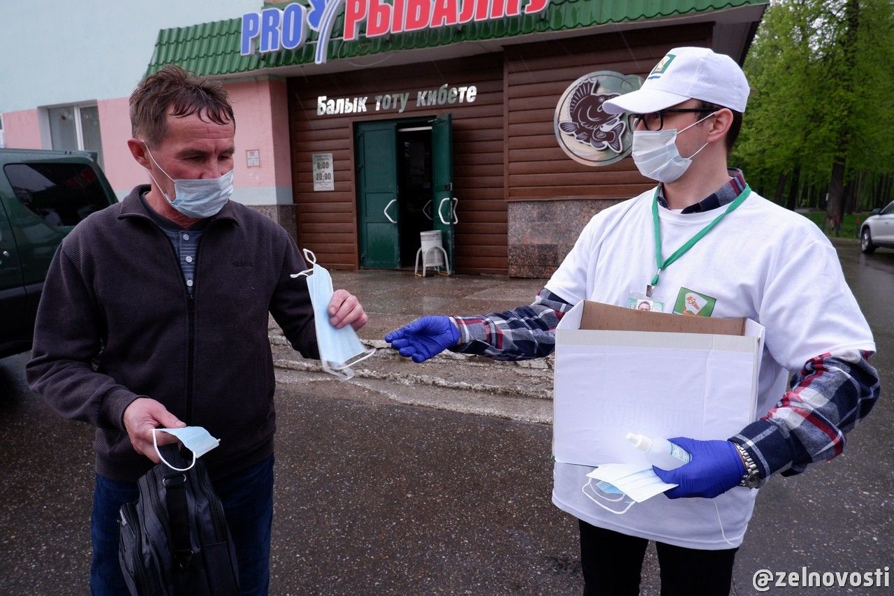В Зеленодольске волонтеры раздают медицинские маски в рамках акции "Маска здоровья"