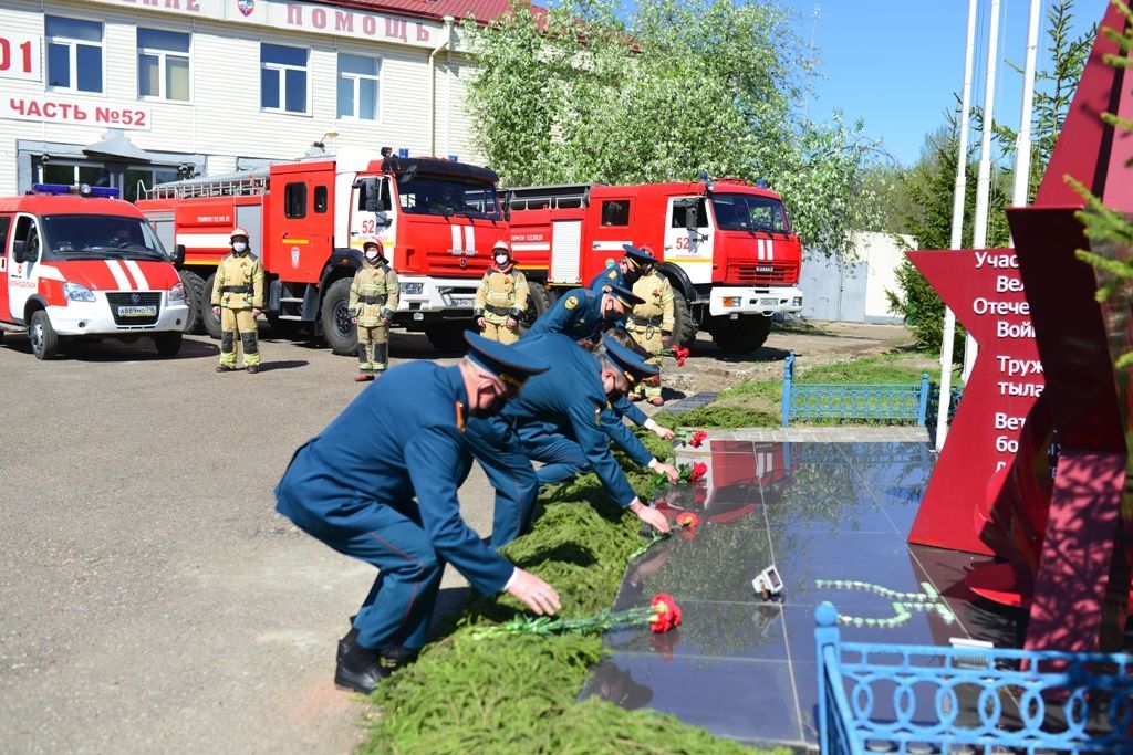 Зеленодольские пожарные почтили память погибших в годы Великой Отечественной войны.