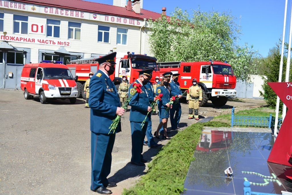 Зеленодольские пожарные почтили память погибших в годы Великой Отечественной войны.