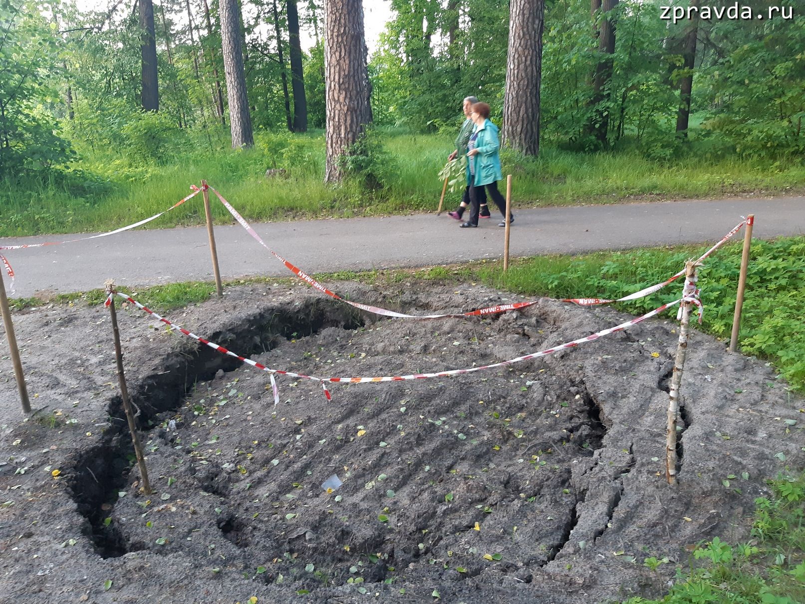 Возле СК "Маяк" продолжает увеличиваться провал, который недавно засыпали