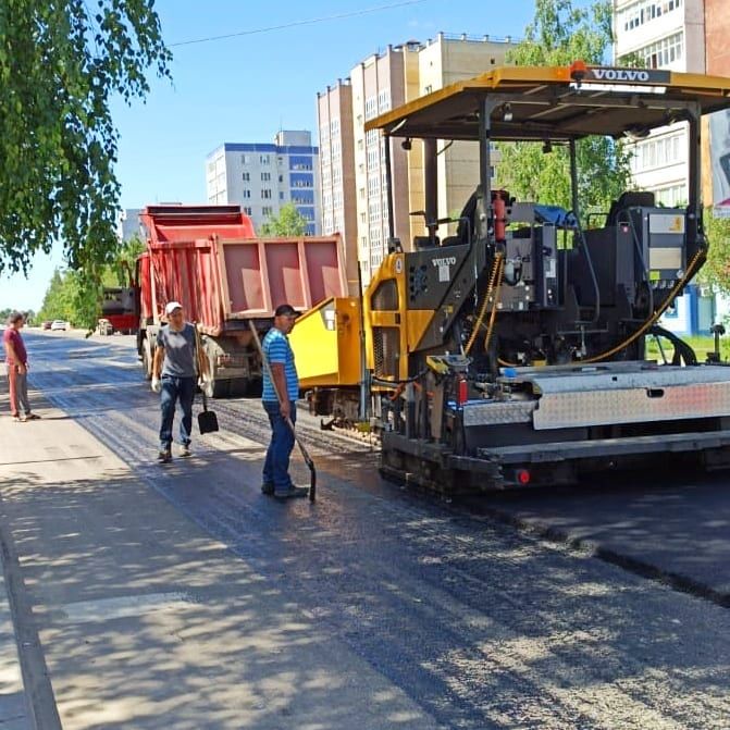 На улице Комарова началась укладка верхнего слоя асфальта