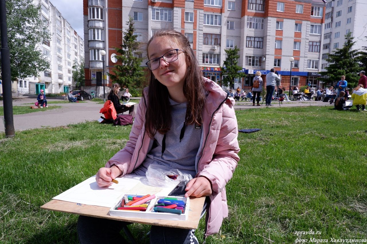 "Дети довольны!": мастер-класс по живописи провели возле Детской школы искусств