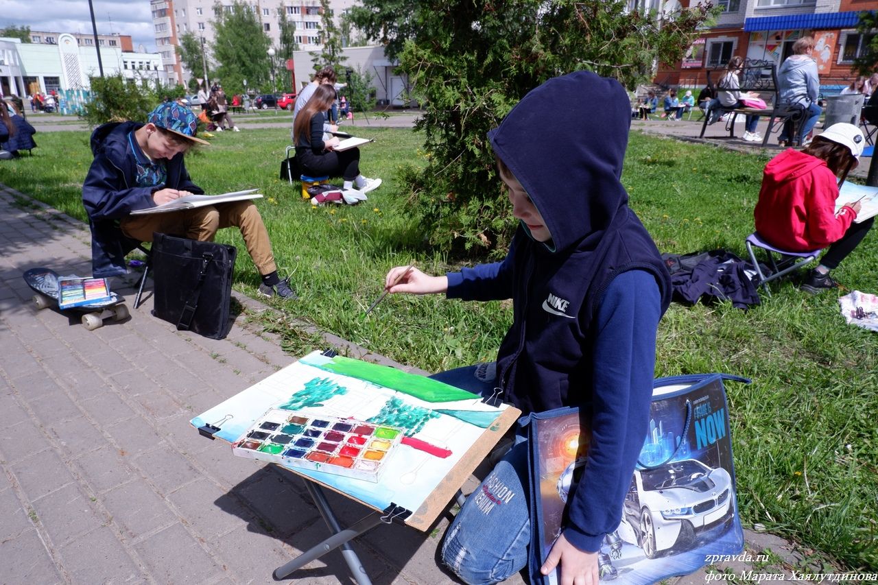 "Дети довольны!": мастер-класс по живописи провели возле Детской школы искусств