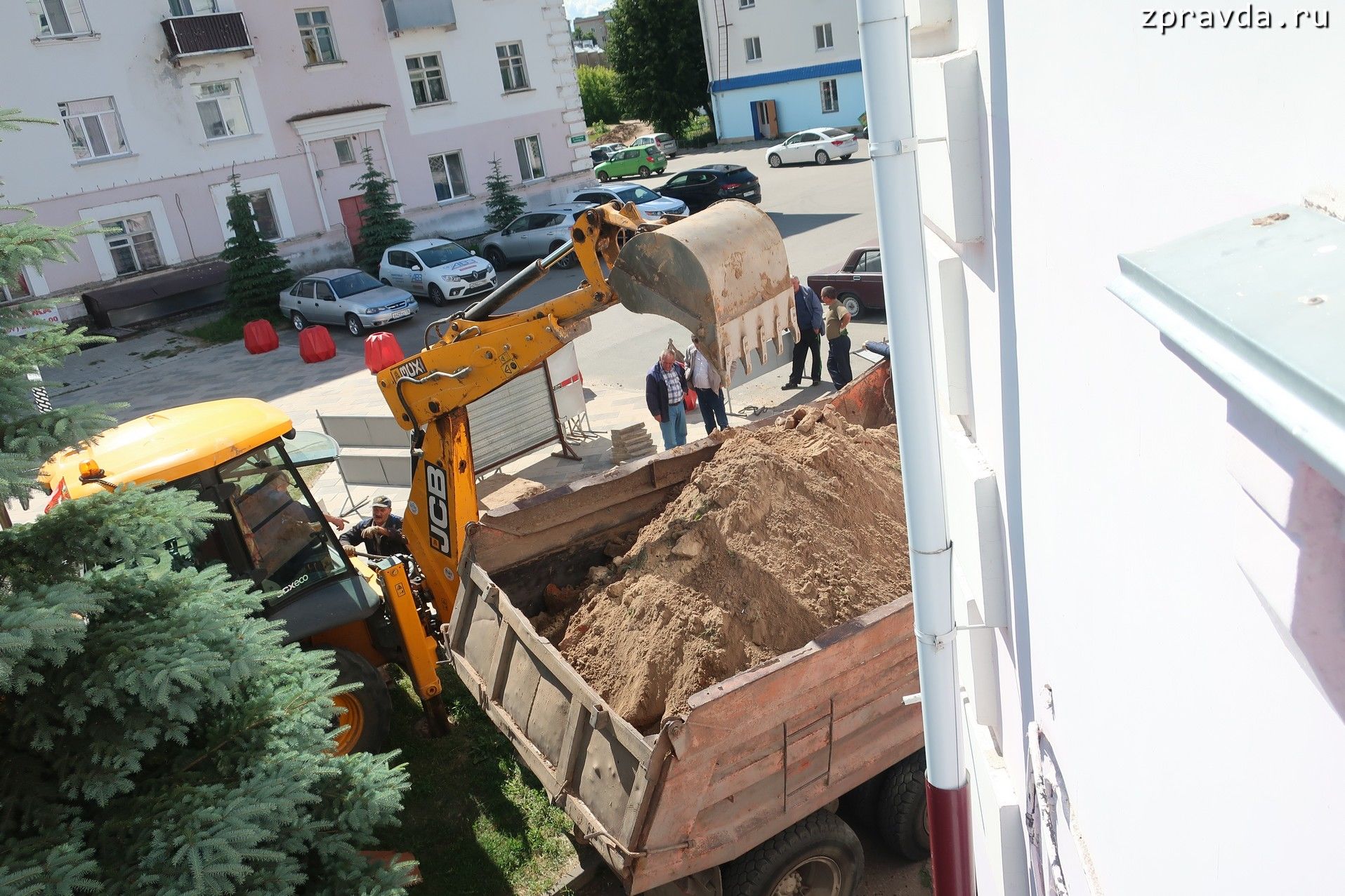 Фото: Около Театральной площади при опрессовке произошёл порыв трубопровода ЗПТС